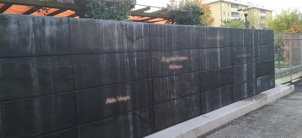 Inaugurato due settimane fa, il Muro della Memoria del lager di Bolzano è già rovinato